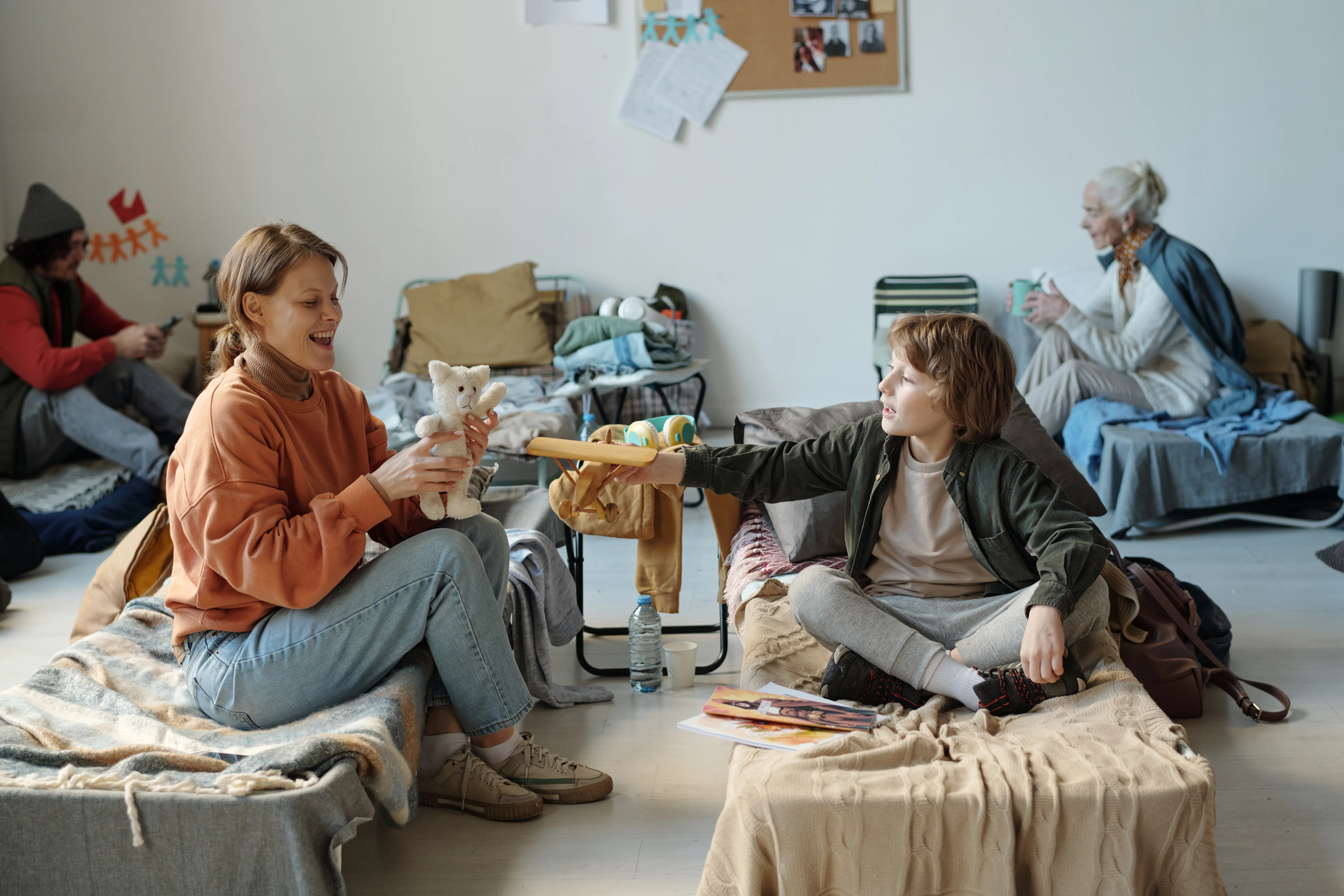 Alleinerziehende Mutter beim Spielen mit ihrem niedlichen Sohn.